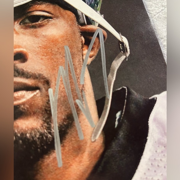 Micheal Vick Signed Sports Illustrated November 29, 2010 edition - Picture 3 of 5